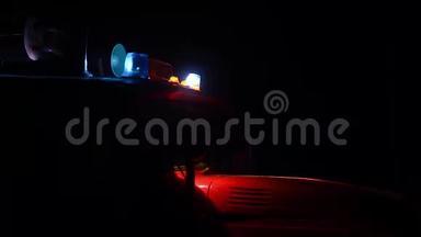 消防车在夜间闪烁着蓝光